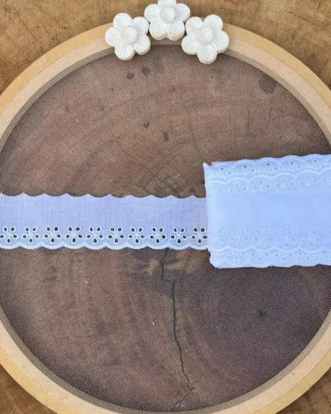 Bordado Inglês 100% algodão Branco - Largura: 2,5 centímetros - 10 metros