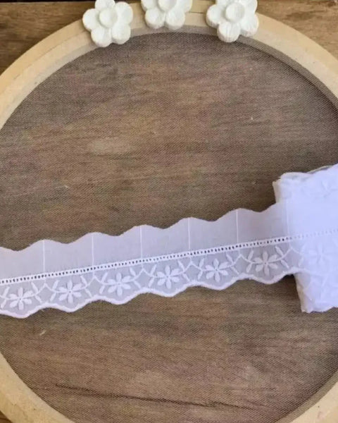 Bordado Inglês 100% algodão Branco - Largura: 3,5 centímetros - 10 metros